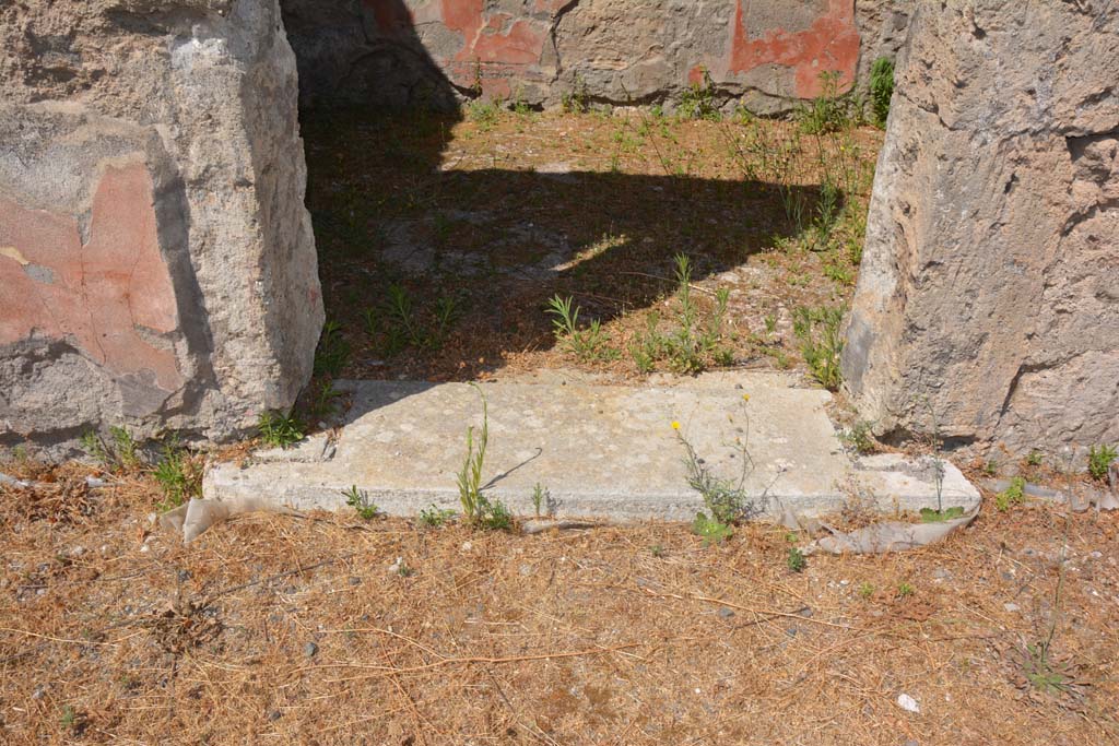 VI.13.6 Pompeii. July 2017. Looking through doorway towards remaining painted stucco on lower west wall.
Foto Annette Haug, ERC Grant 681269 DÉCOR.
According to PPM –
“Only the west wall preserves traces of the decoration of the red zoccolo painted with red panels separated by narrow white compartments.”
(No.21, p.169).
