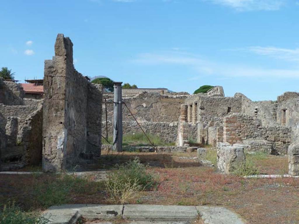 VI.13.6 Pompeii. September 2015. Looking north through tablinum to peristyle area.