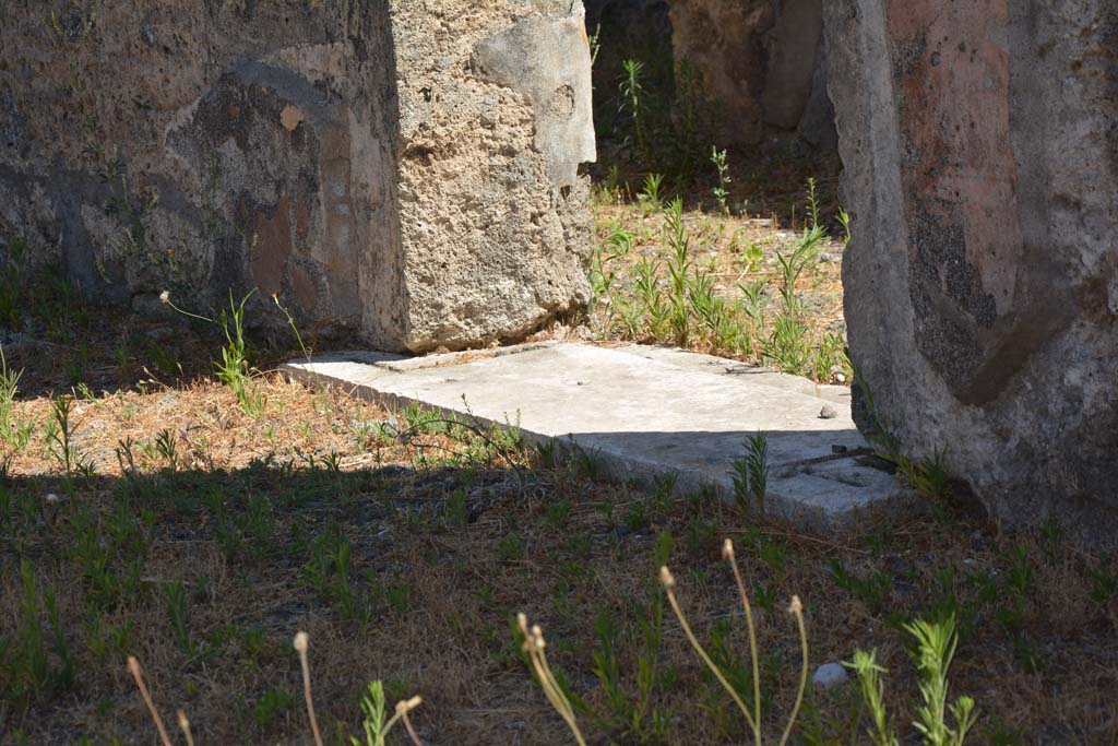 VI.13.6 Pompeii. July 2017. Detail of threshold in doorway of cubiculum on east (right) side of atrium.
Foto Annette Haug, ERC Grant 681269 DÉCOR.
