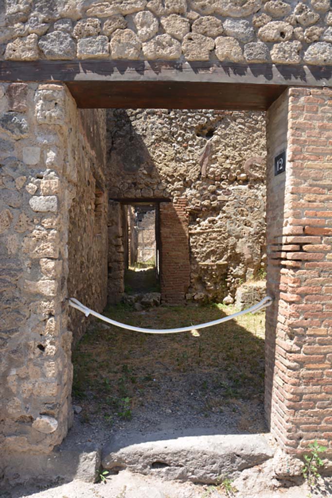 VI.13.12 Pompeii. July 2017. Looking west through entrance doorway.
Foto Annette Haug, ERC Grant 681269 DCOR.
