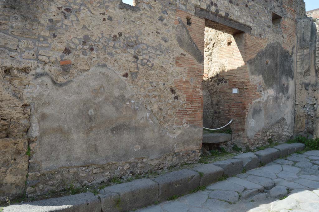 VI.13.16 Pompeii. March 2019. South side of entrance doorway, on right, detail of remaining plaster.
Foto Taylor Lauritsen, ERC Grant 681269 DÉCOR.
