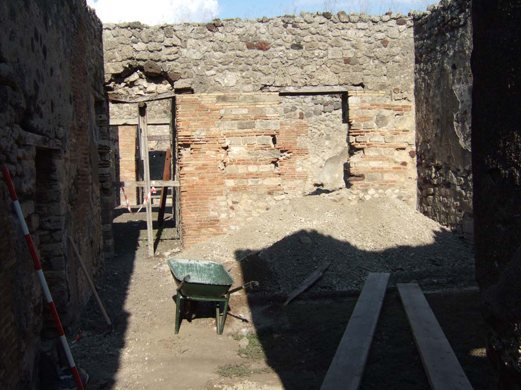VI.13.16 Pompeii. December 2005. Looking across site of impluvium in atrium to doorways to rooms on the west side.

