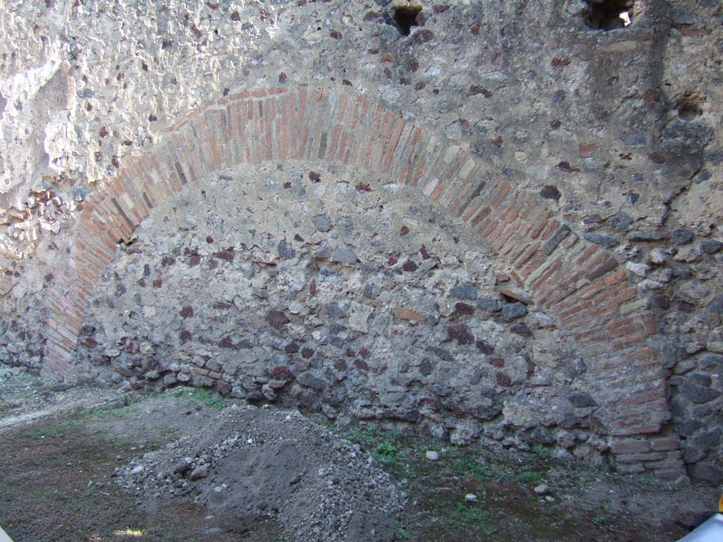 VI.13.16 Pompeii. December 2005. Looking west through room towards doorway to garden area, and passageway leading towards VI.13.17.
