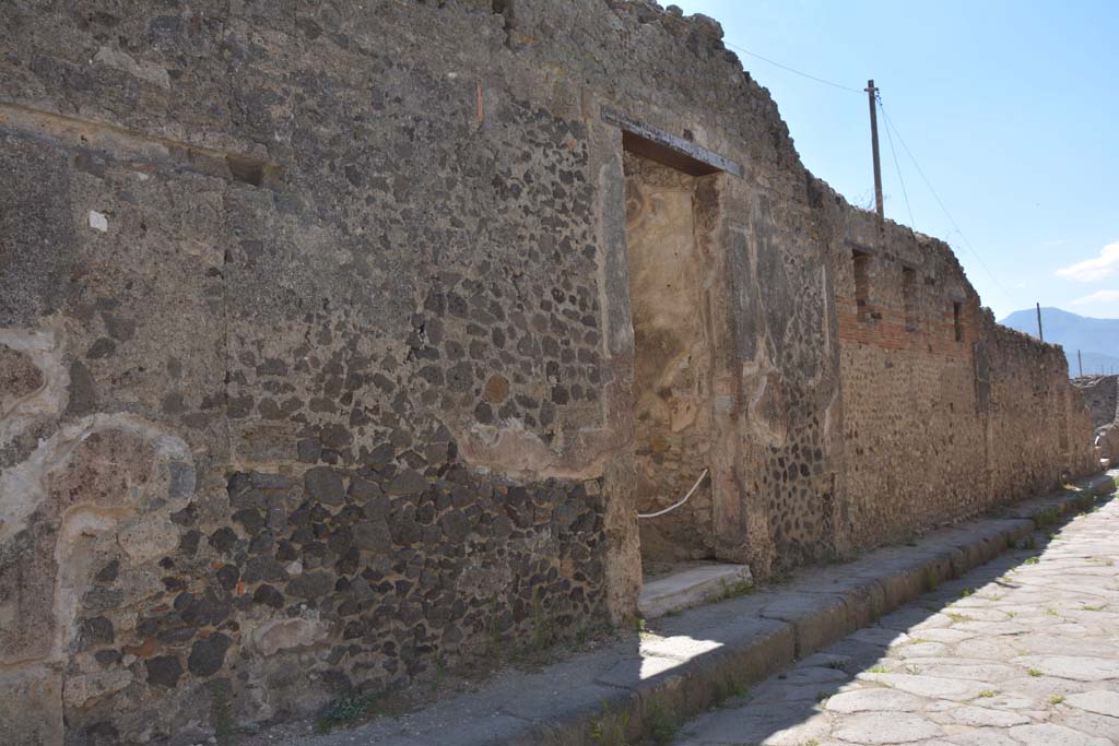 VI.13.19 Pompeii. July 2017. Looking south towards entrance doorway on Vicolo del Labirinto. 
Foto Annette Haug, ERC Grant 681269 DÉCOR.
