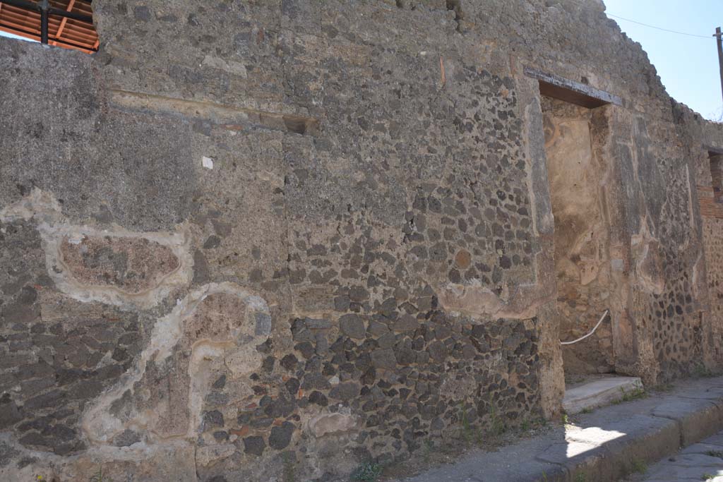 VI.13.19 Pompeii. July 2017. Front facade on north side of entrance doorway on Vicolo del Labirinto.
Foto Annette Haug, ERC Grant 681269 DÉCOR.
