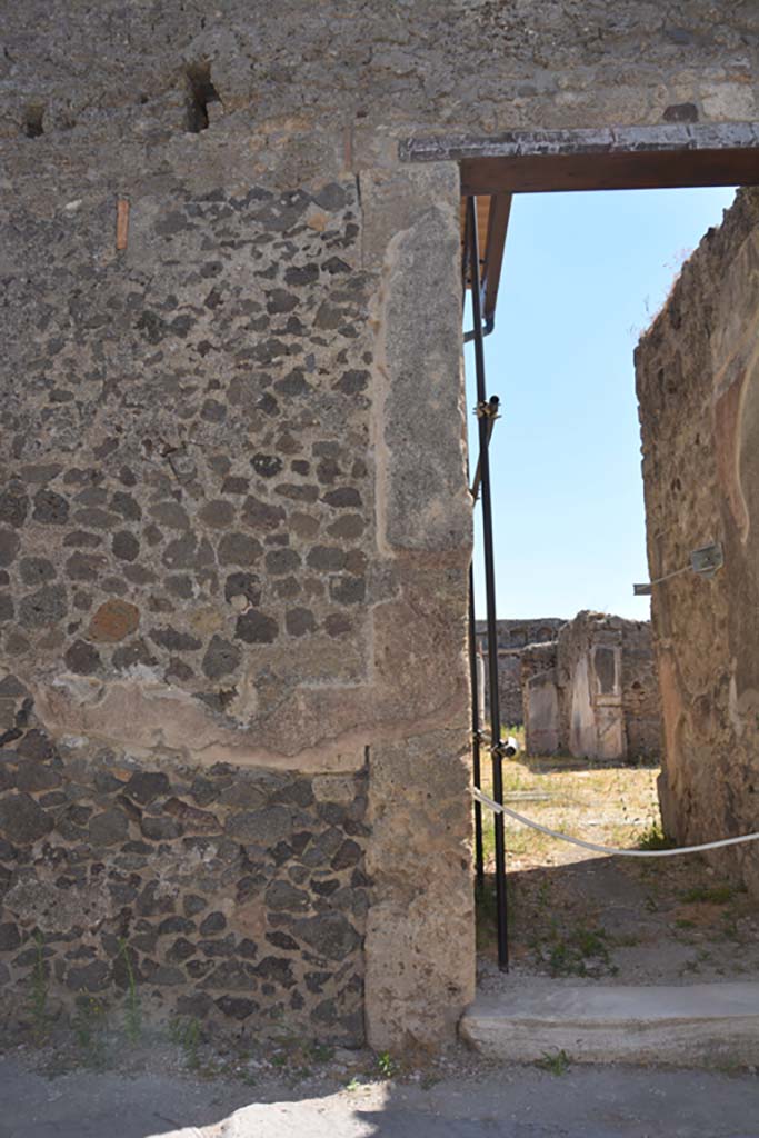 VI.13.19 Pompeii. July 2017. North side of entrance doorway.
Foto Annette Haug, ERC Grant 681269 DÉCOR.
