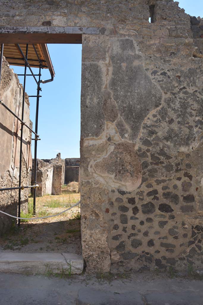VI.13.19 Pompeii. July 2017. South side of entrance doorway.
Foto Annette Haug, ERC Grant 681269 DÉCOR.
