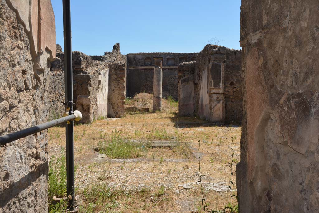 VI.13.19 Pompeii. July 2017. Looking east across atrium from entrance corridor.
Foto Annette Haug, ERC Grant 681269 DÉCOR.

