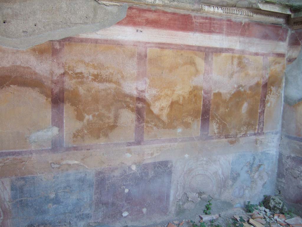 VI.13.19 Pompeii. September 2005. Cubiculum on the north side of atrium, painted wall decoration on north wall.