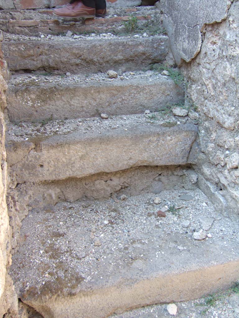 VI.13.19 Pompeii. September 2005. Steps to upper floor in room next to kitchen.