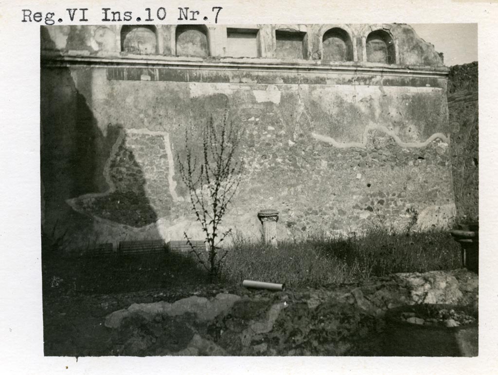 VI.13.19 Pompeii, but shown on photo as VI.10.7 Pompeii. Pre-1937-39. East garden wall with niches.
Photo courtesy of American Academy in Rome, Photographic Archive. Warsher collection no. 608.
