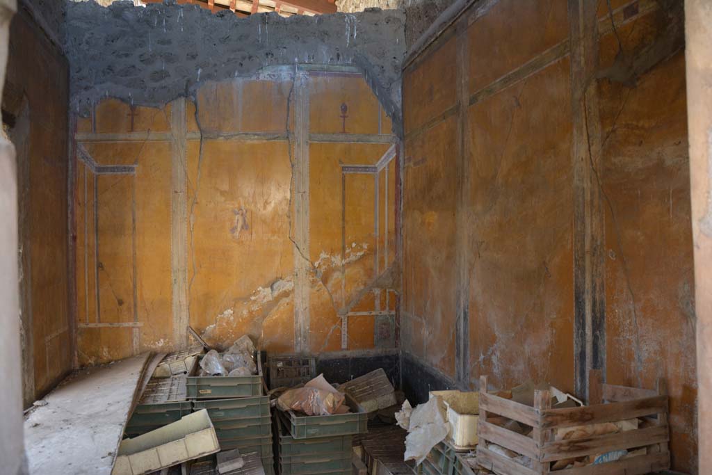 VI.14.20 Pompeii. October 2019. Room 13, south wall, south-west corner and west wall.
Foto Annette Haug, ERC Grant 681269 DCOR.
