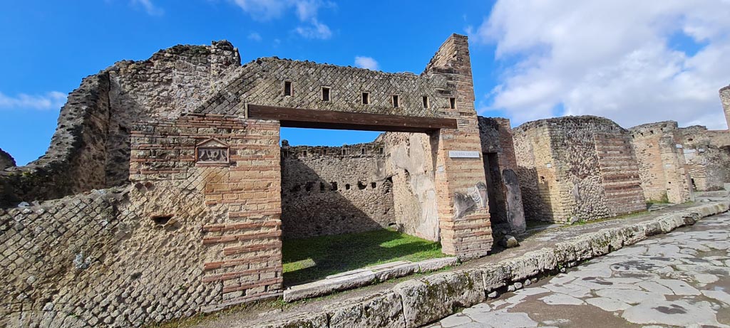VI.14.28 Pompeii. April 2022. 
Looking towards entrance doorway on west side of Via del Vesuvio. Photo courtesy of Giuseppe Ciaramella.

