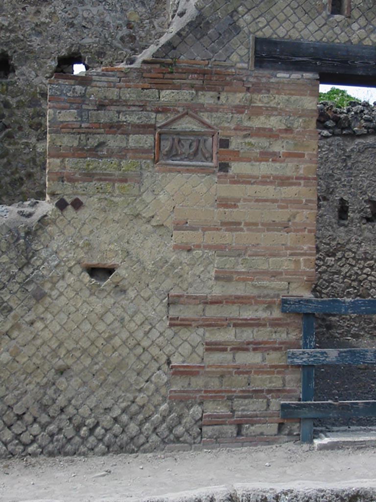 VI.14.28 Pompeii. May 2003. Wall on south side of entrance doorway. Photo courtesy of Nicolas Monteix.