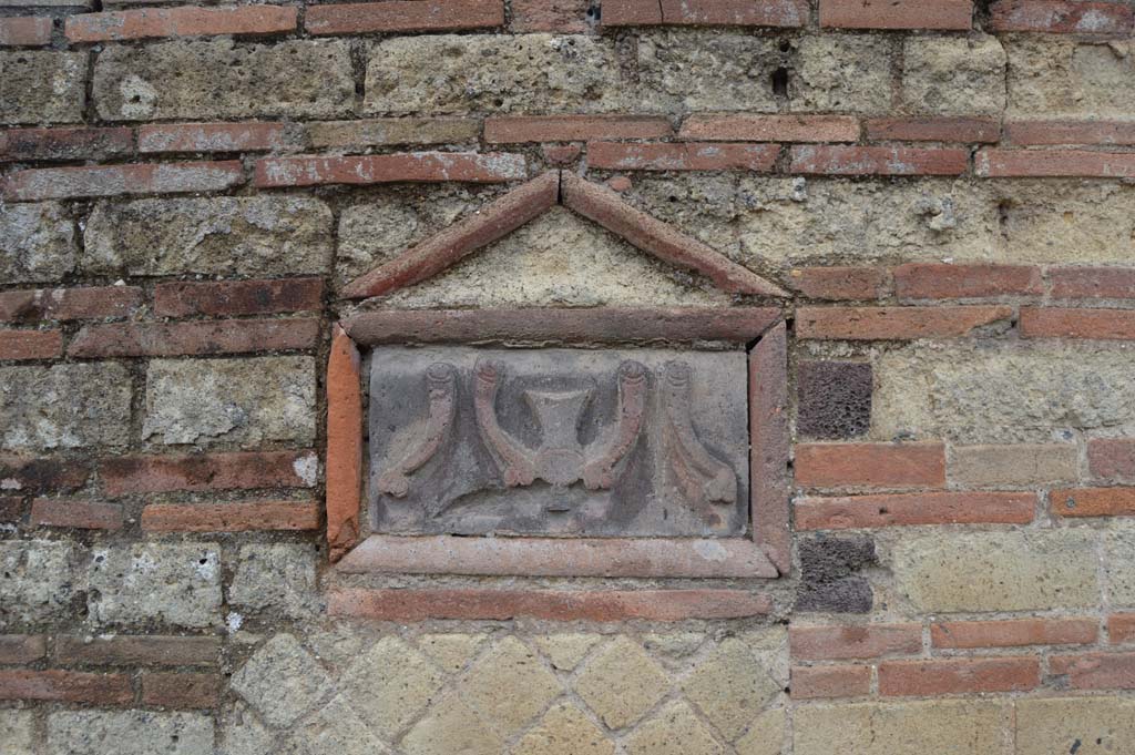 VI.14.28 Pompeii. March 2018. Front façade on south side of entrance doorway, with terracotta plaque.
Foto Taylor Lauritsen, ERC Grant 681269 DÉCOR.
