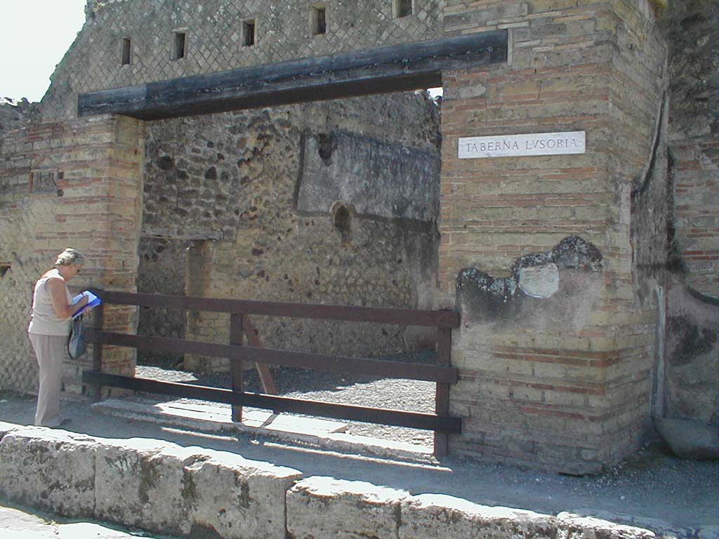VI.14.28 Pompeii. May 2005. Entrance doorway and south wall.
According to Della Corte, found on the right door-jamb at the moment of excavation was the recommendation –
Aliari rog (ant)  [CIL IV 3485].
Instead of reading alia and aliarius, he believed that the words should have been read as alea and alearius, therefore he called it Taberna Lusoria Aleariorum.
Also found painted on the right, in the ground floor room, was Bacchus who with his wine made joy and merriment.
Also found was a painted Mercury, protector of players, swindlers, cheats and thieves.
See Della Corte, M., 1965. Case ed Abitanti di Pompei. Napoli: Fausto Fiorentino. (p.90)

According to Epigraphik-Datenbank Clauss/Slaby (See www.manfredclauss.de), CIL IV 3485 reads as - 
Cn(aeum) Helvium
Sabinum aed(ilem)
aliari rog(ant)      [CIL IV 3485]

According to Cooley, this translated as -
The dice-throwers ask for Cn. Helvius Sabinus.
See Cooley, A. and M.G.L., 2004. Pompeii: A Sourcebook. London: Routledge.  (p.124, but she quotes CIL IV 3435, and not 3485)
