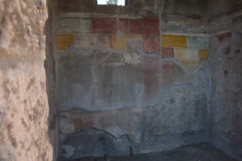 VI.14.38 Pompeii. September 2019. Looking through doorway towards lower west wall showing two distinctive parts to wall.
On the left the anteroom, with an alcove on the right.
Foto Annette Haug, ERC Grant 681269 DÉCOR.

