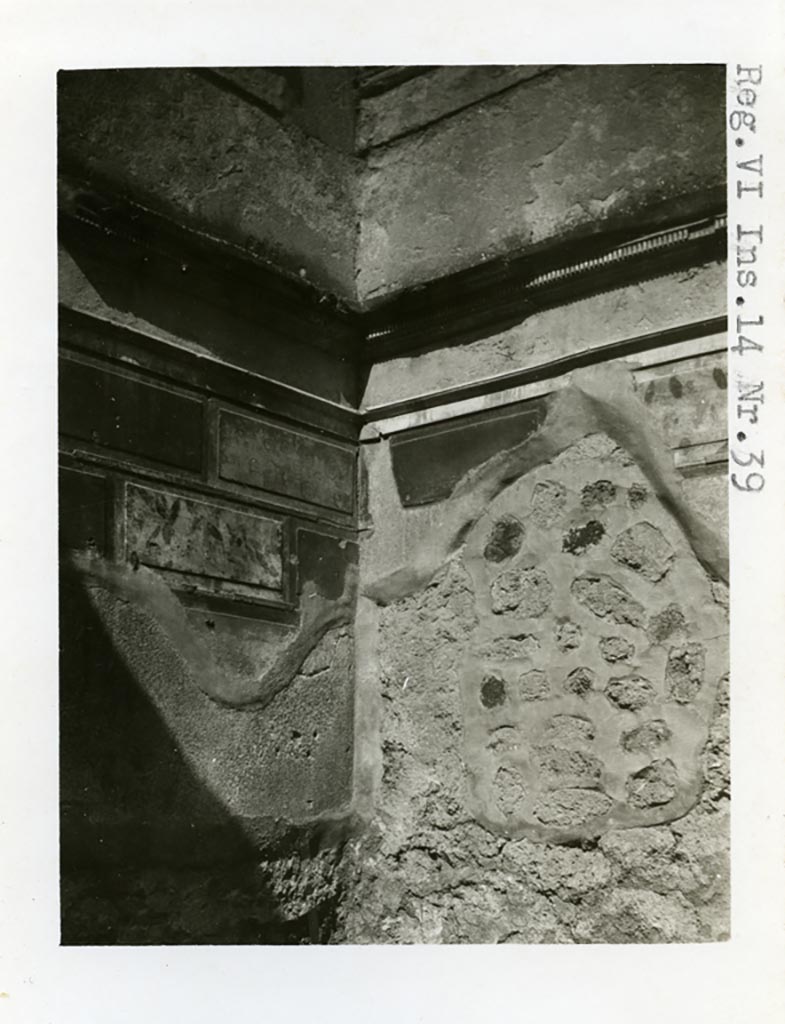 VI.14.38 Pompeii but numbered as VI.14.39. Pre-1937-39. 
North-west corner of cubiculum on north side of entrance doorway.
Photo courtesy of American Academy in Rome, Photographic Archive. Warsher collection no. 1812.
