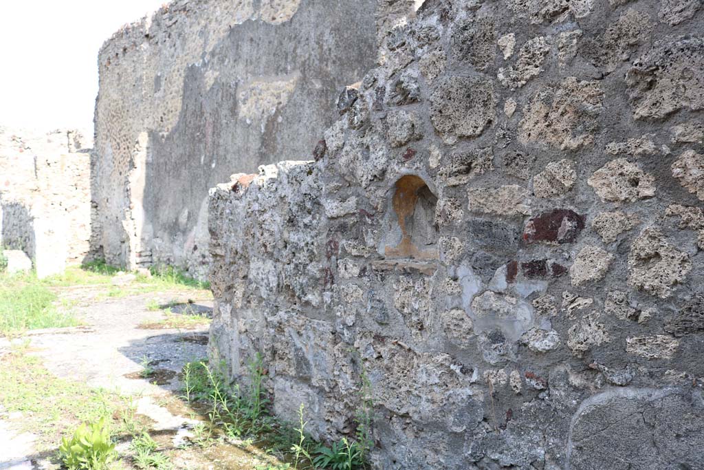 VI.14.39 Pompeii. December 2018. South wall of entrance corridor, with niche. Photo courtesy of Aude Durand.