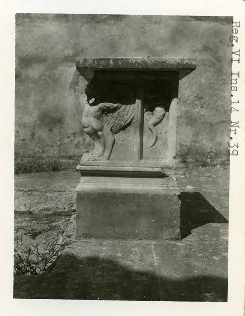 VI.14.39 Pompeii. Pre-1937-39. Detail of table, at east side of impluvium in atrium.
Photo courtesy of American Academy in Rome, Photographic Archive. Warsher collection no. 1807.
