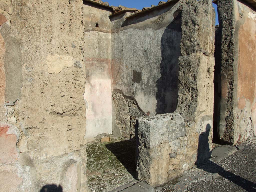 VI.14.43 Pompeii. December 2007. Doorway to room 4, room on north side of atrium.