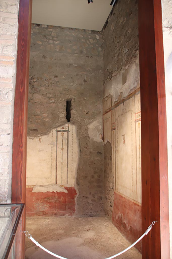 VI.15. I Pompeii. October 2023.
South side of atrium, looking south through doorway into cubiculum/bedroom (f). Photo courtesy of Klaus Heese.
