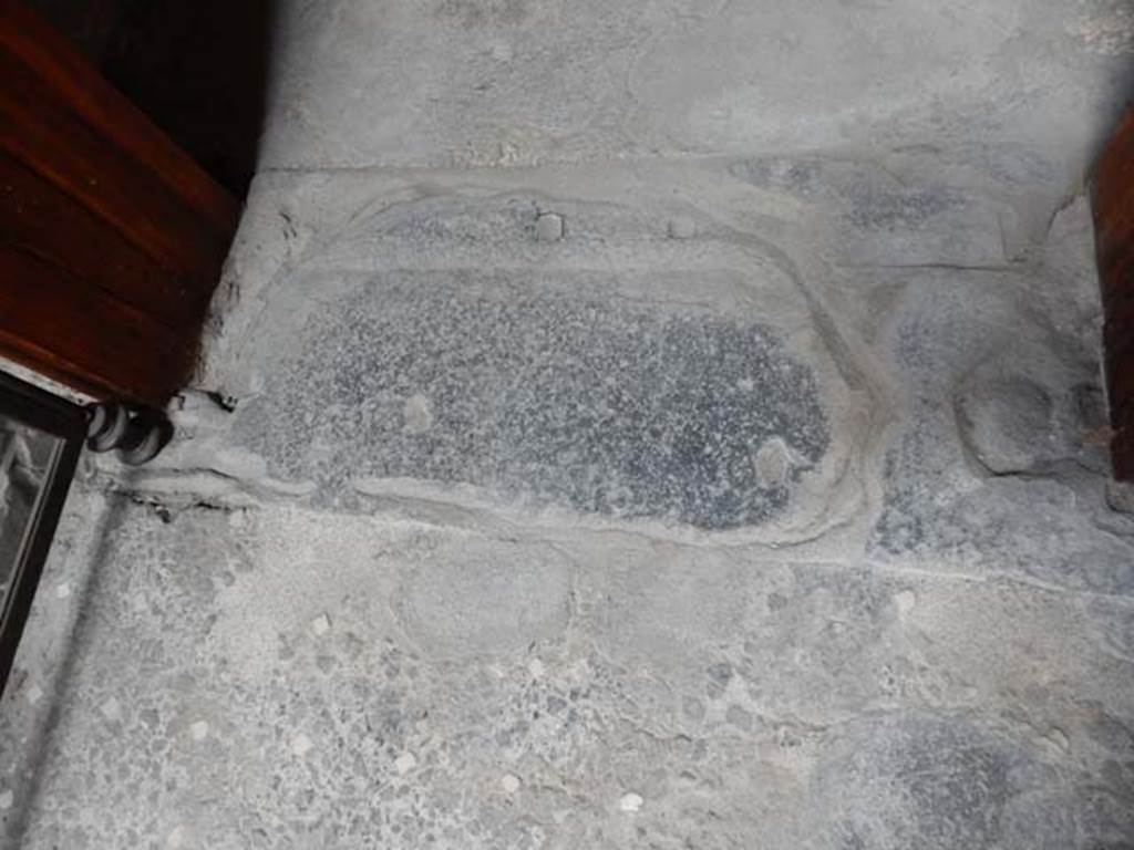 VI.15.1 Pompeii. May 2017. South side of atrium, threshold into doorway to cubiculum/bedroom (f). 
In the lava sill, the recesses for the bolts indicate that the door was double-winged.
Photo courtesy of Buzz Ferebee.
