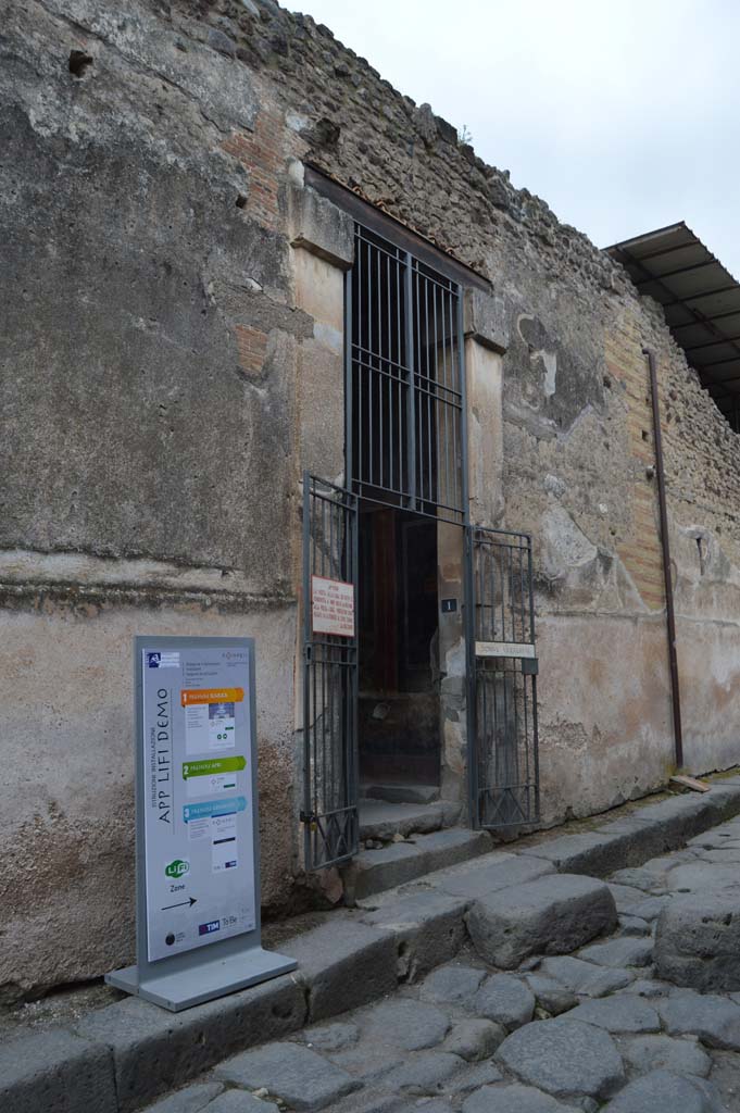 VI.15.1 Pompeii. March 2018. Entrance doorway on west side of Vicolo dei Vettii. 
Foto Taylor Lauritsen, ERC Grant 681269 DÉCOR.
