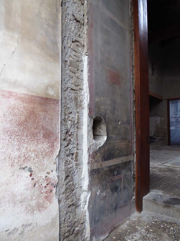 VI.15.1 Pompeii. January 2017. Looking west along south (left) wall of vestibule.
Foto Annette Haug, ERC Grant 681269 DÉCOR.
