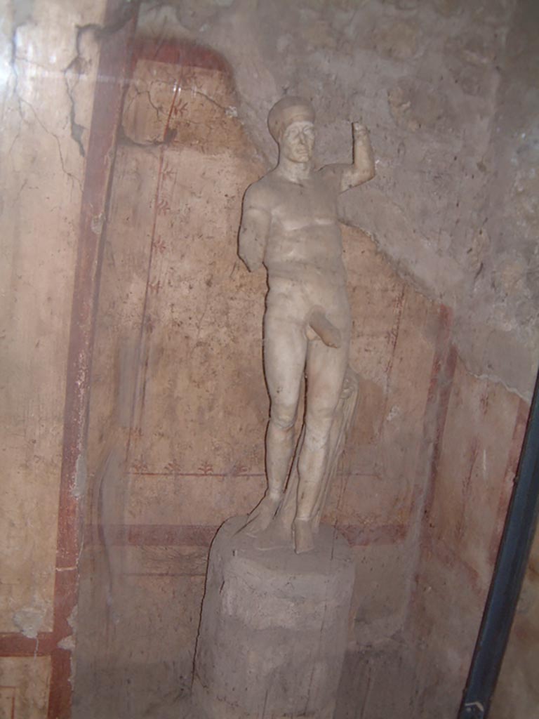 VI.15.1 Pompeii. May 2001. 
The statue of Priapus in bedroom, used either by servants or as a private brothel?
Photo courtesy of Current Archaeology. 

