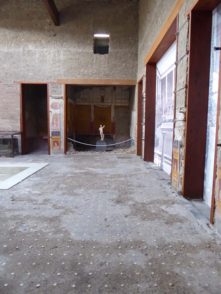 VI.15.1 Pompeii. January 2017. 
Looking south across west end of atrium from north ala, towards south ala.
Foto Annette Haug, ERC Grant 681269 DÉCOR.
