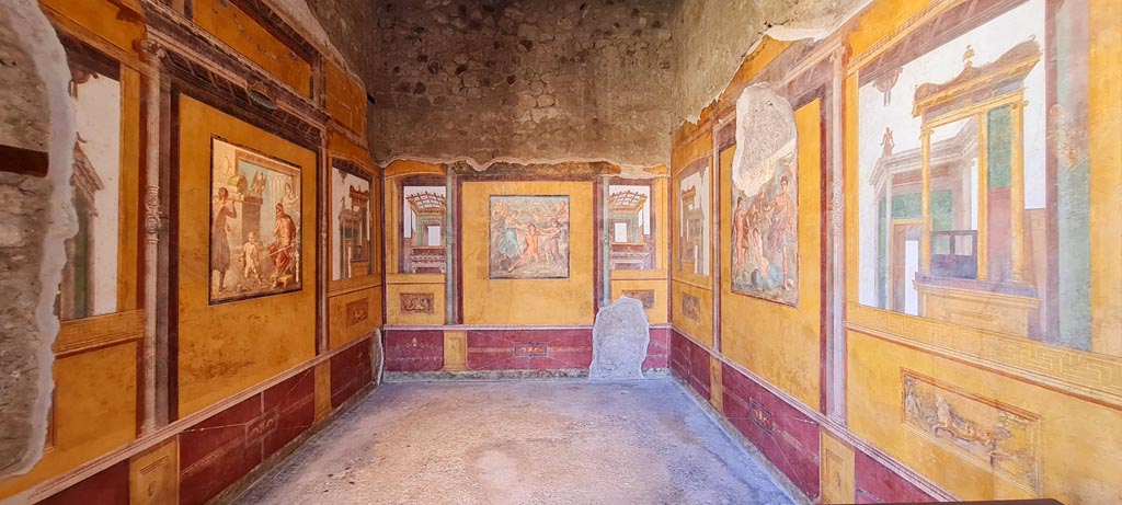 VI.15.1 Pompeii. April 2023. Looking through doorway towards the east wall. Photo courtesy of Giuseppe Ciaramella.
(PPM – room n).
