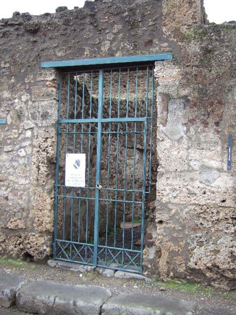 VI.15.2 Pompeii. December 2005. Entrance doorway. According to Della Corte, found on the right side of the entrance doorway, between VI.15.2 and 3, was the graffito –
Appuleia cum Mustio vicino f(acit) et Narcissus vos rogat    [CIL IV 3527] 
See Della Corte, M., 1965.  Case ed Abitanti di Pompei. Napoli: Fausto Fiorentino. (p.66 and note 3)
According to Epigraphik-Datenbank Clauss/Slaby (See www.manfredclauss.de) it read -
Pupium 
/ 
IIvir(um) i(ure) d(icundo) o(ro) v(os) f(aciatis) Appuleia 
cum Mustio vicino f(acit) 
et Narcissus vos roga[t]        [CIL IV 3527]
