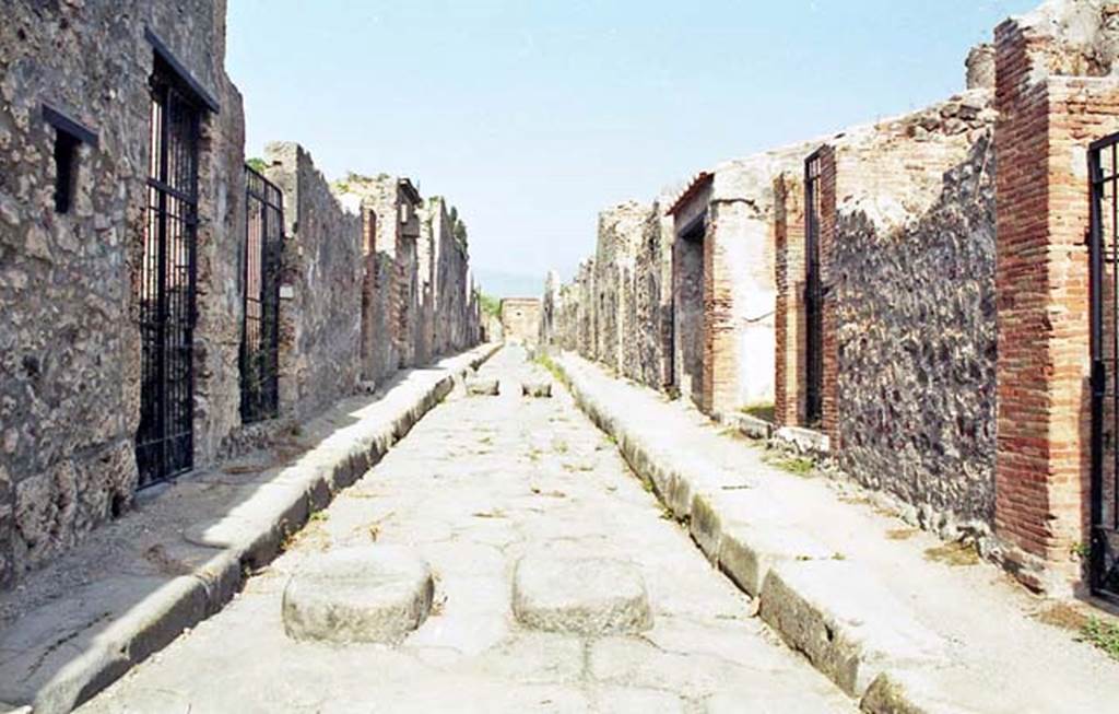 VI.15.2 Pompeii, on left. October 2001. Looking north of Vicolo dei Vettii, from between V.15 and VI.16, on right. Photo courtesy of Peter Woods.
