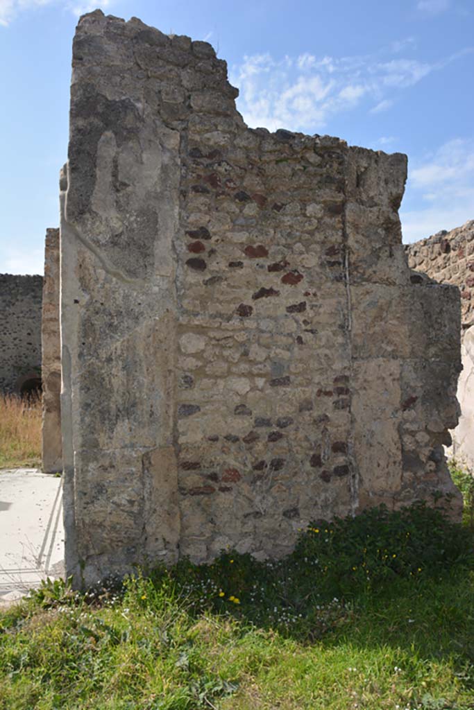 VI 15 5 Pompeii. March 2019. 
Room 1, atrium, wall on north side of tablinum, on left, and south side of oecus 24, on right.
Foto Annette Haug, ERC Grant 681269 DCOR.

