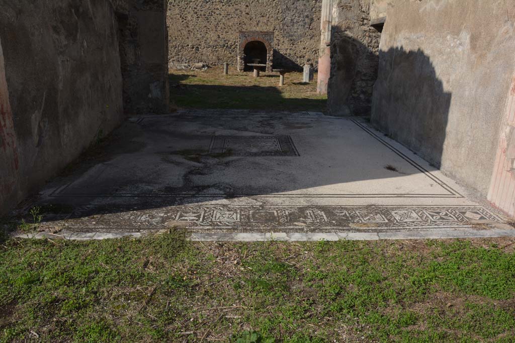 VI 15 5 Pompeii. October 2019. Tablinum 7, looking west across flooring.
Foto Annette Haug, ERC Grant 681269 DCOR.
