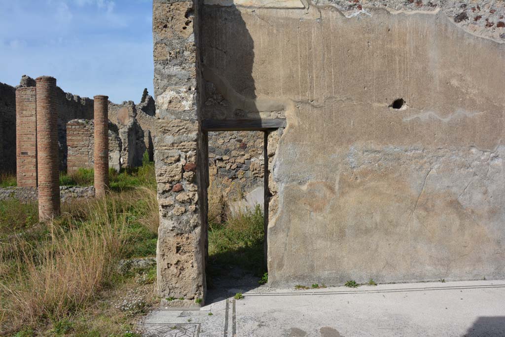 VI 15 5 Pompeii. March 2019. Tablinum 7, doorway in north wall at west end, into oecus, room 24.
Foto Annette Haug, ERC Grant 681269 DCOR.
