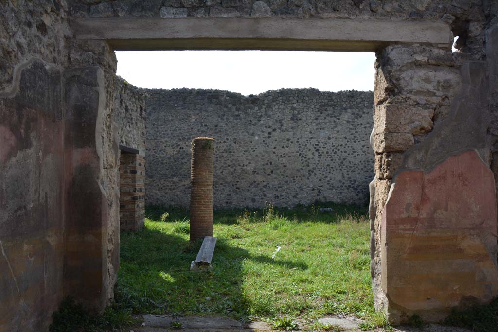 VI 15 5 Pompeii. March 2019. Oecus/triclinium 8, looking west through doorway onto east portico in south-east corner.
Foto Annette Haug, ERC Grant 681269 DCOR.
