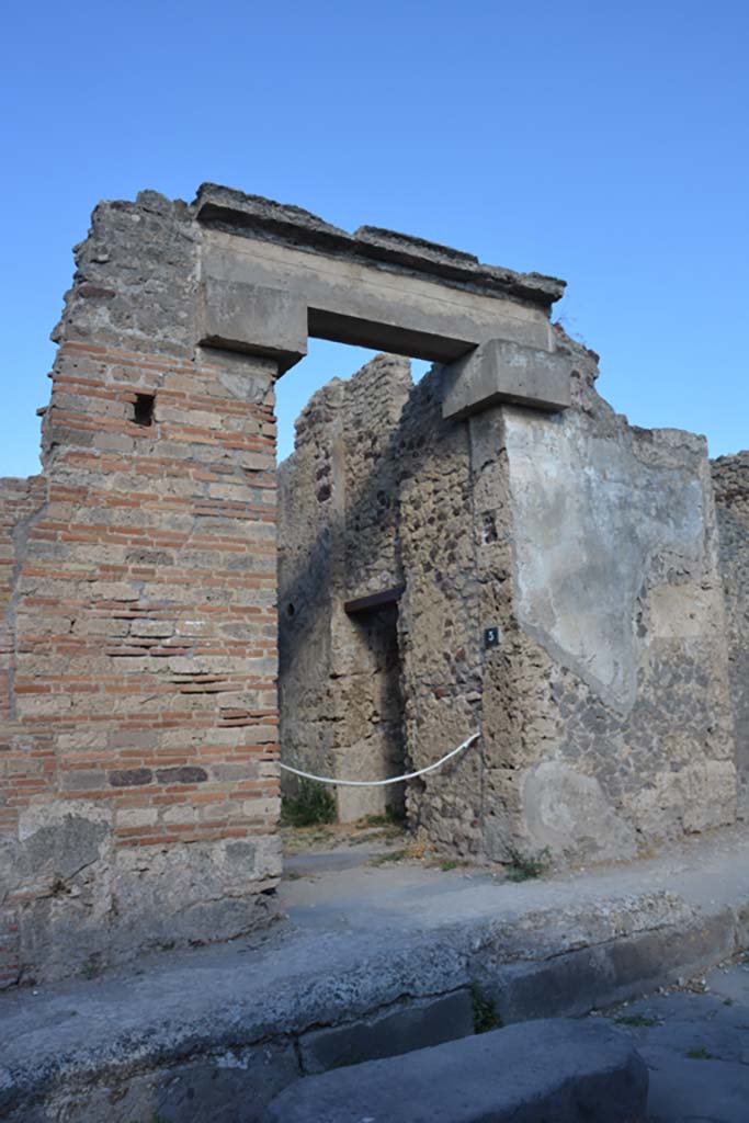VI 15 5 Pompeii. July 2017. Entrance doorway.
Foto Annette Haug, ERC Grant 681269 DÉCOR.
