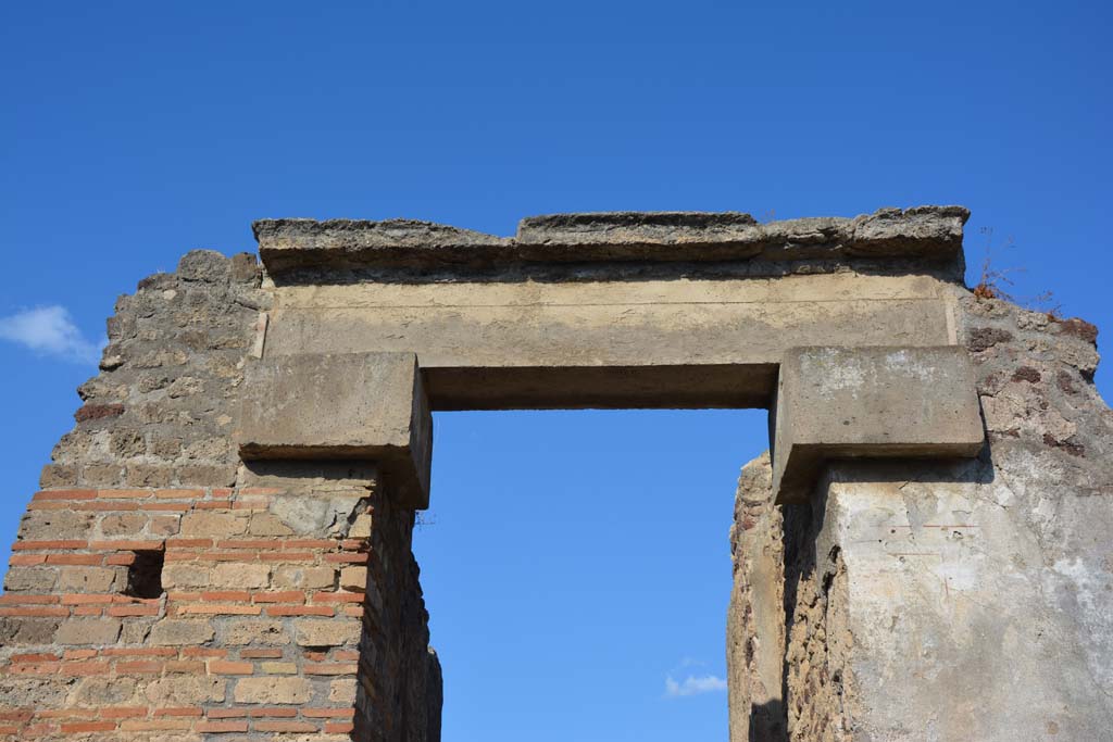 VI 15 5 Pompeii. July 2017. Upper entrance doorway.
Foto Annette Haug, ERC Grant 681269 DÉCOR.
According to NdS, the entrance conserved in situ the projection of tufa, faced with stucco with its decoration.
It was supported by a lintel, which rested on two large cubes of tufa covered with stucco.
The lintel fulfilled the function of capitals of the doorjambs for the doorway.
See Notizie degli Scavi di Antichità, January 1897, (p.21-22)
