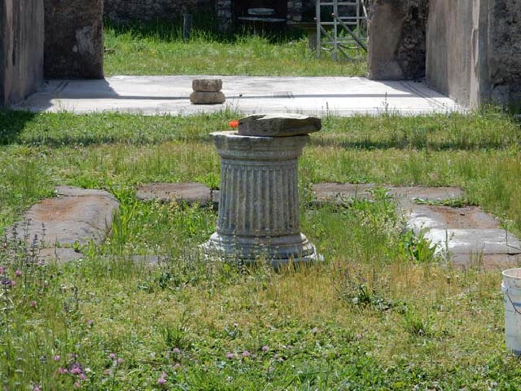 VI.15.5 Pompeii. May 2015. Room 1, impluvium and puteal in atrium.   
Photo courtesy of Buzz Ferebee.
