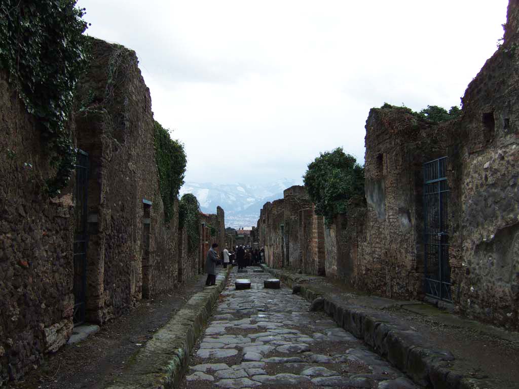 VI.16 Pompeii, on left. December 2005.                Vicolo dei Vettii looking south.                               VI.15.6, on right.
