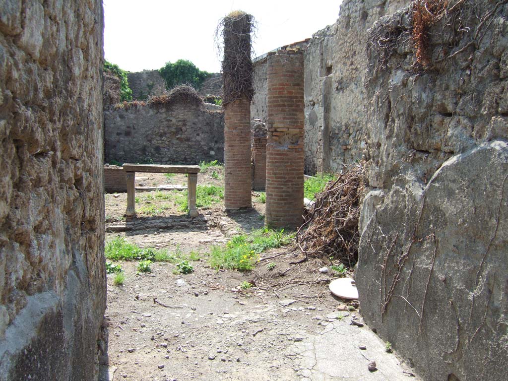 VI.15.6 Pompeii. May 2006. Looking towards the north side of the atrium, from entrance fauces. 