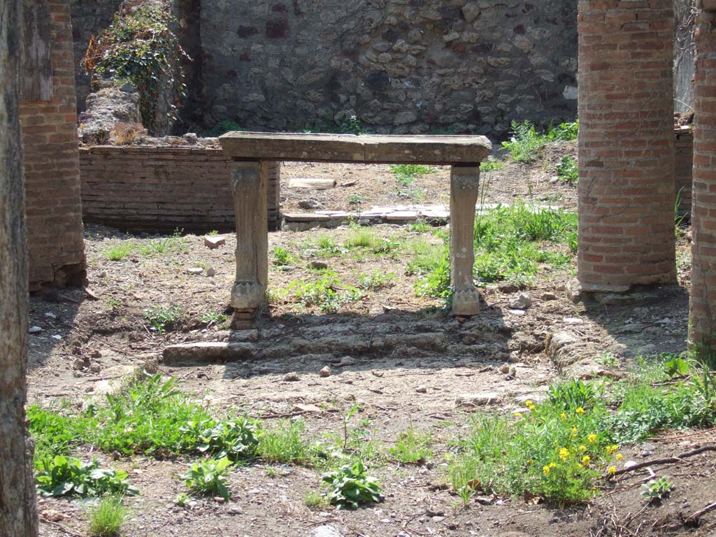 VI.15.6 Pompeii. May 2006. Impluvium and marble table.  