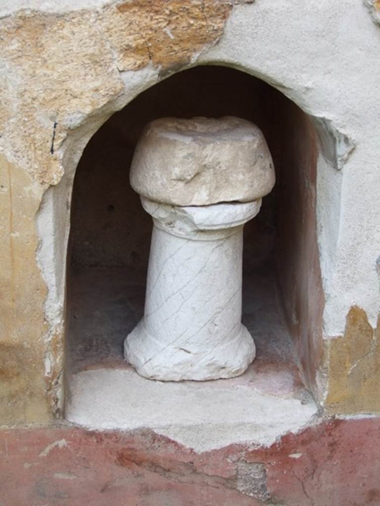 VI.15.8 Pompeii.  Small niche in household shrine in the garden.