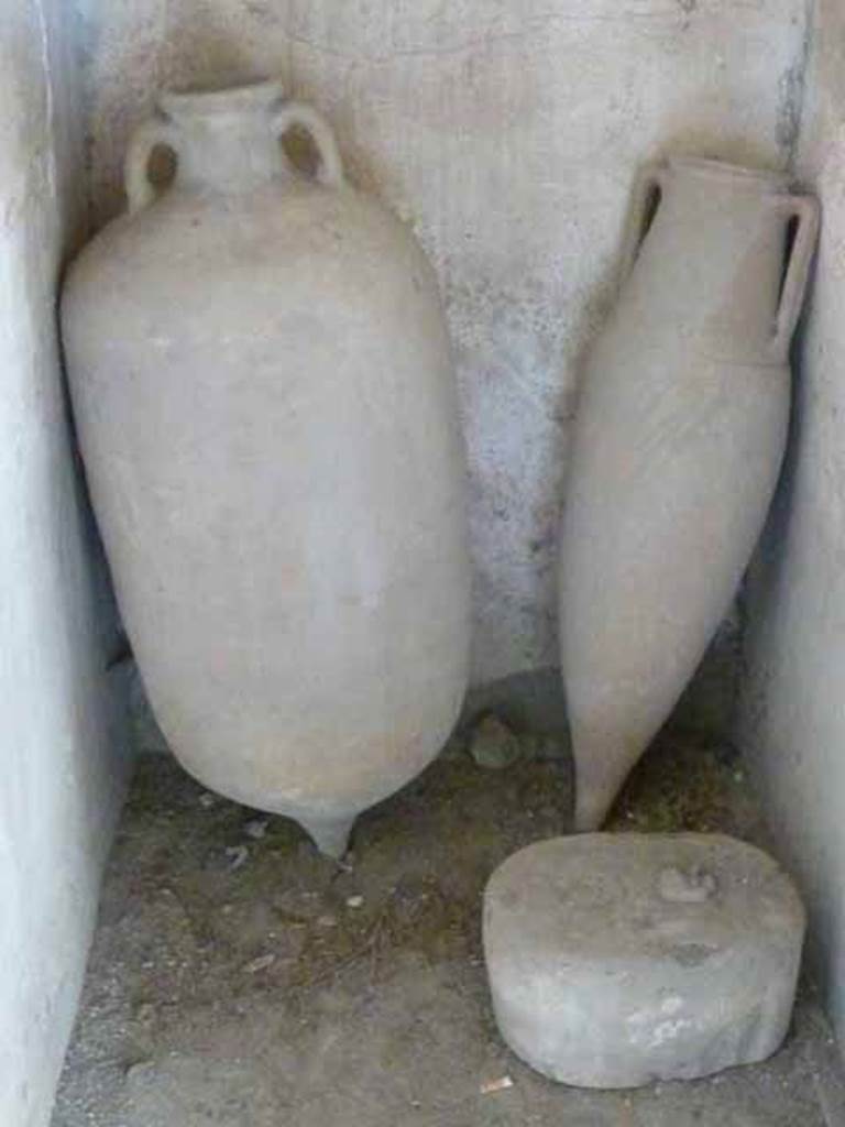 VI.15.8 Pompeii. May 2010. Amphorae in small recess.