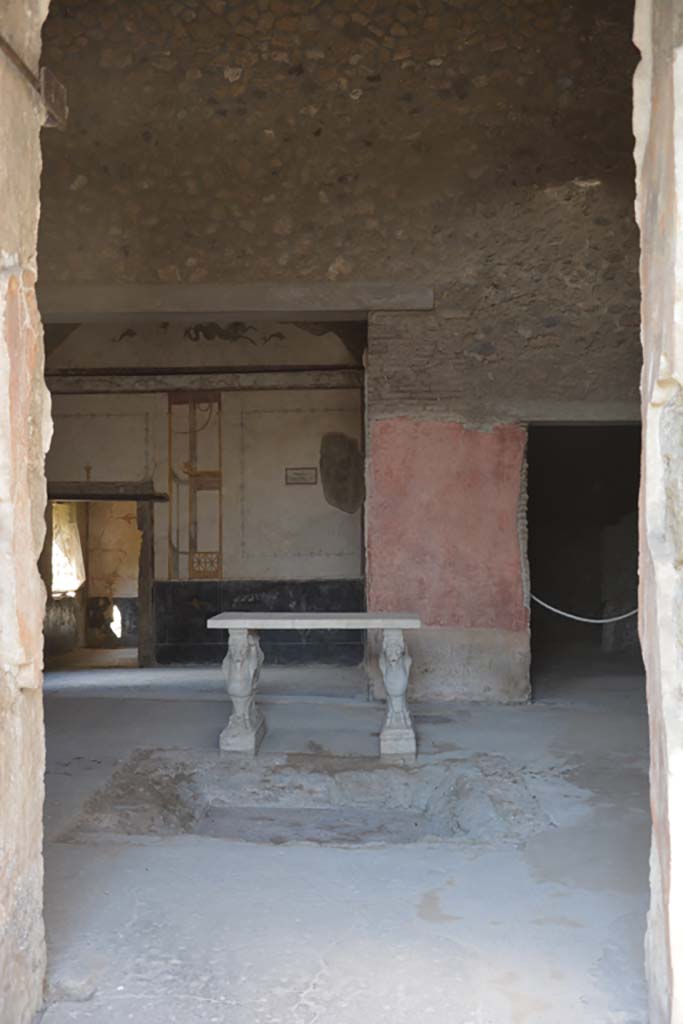 VI.15.8 Pompeii. July 2017. Looking west across impluvium and atrium, from entrance corridor.
Foto Annette Haug, ERC Grant 681269 DÉCOR.
