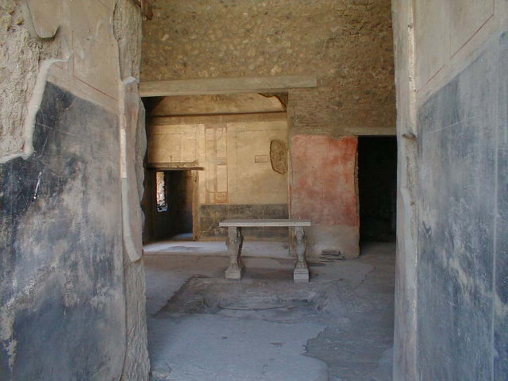 VI.15.8 Pompeii. September 2004. Looking west across atrium, from entrance corridor
