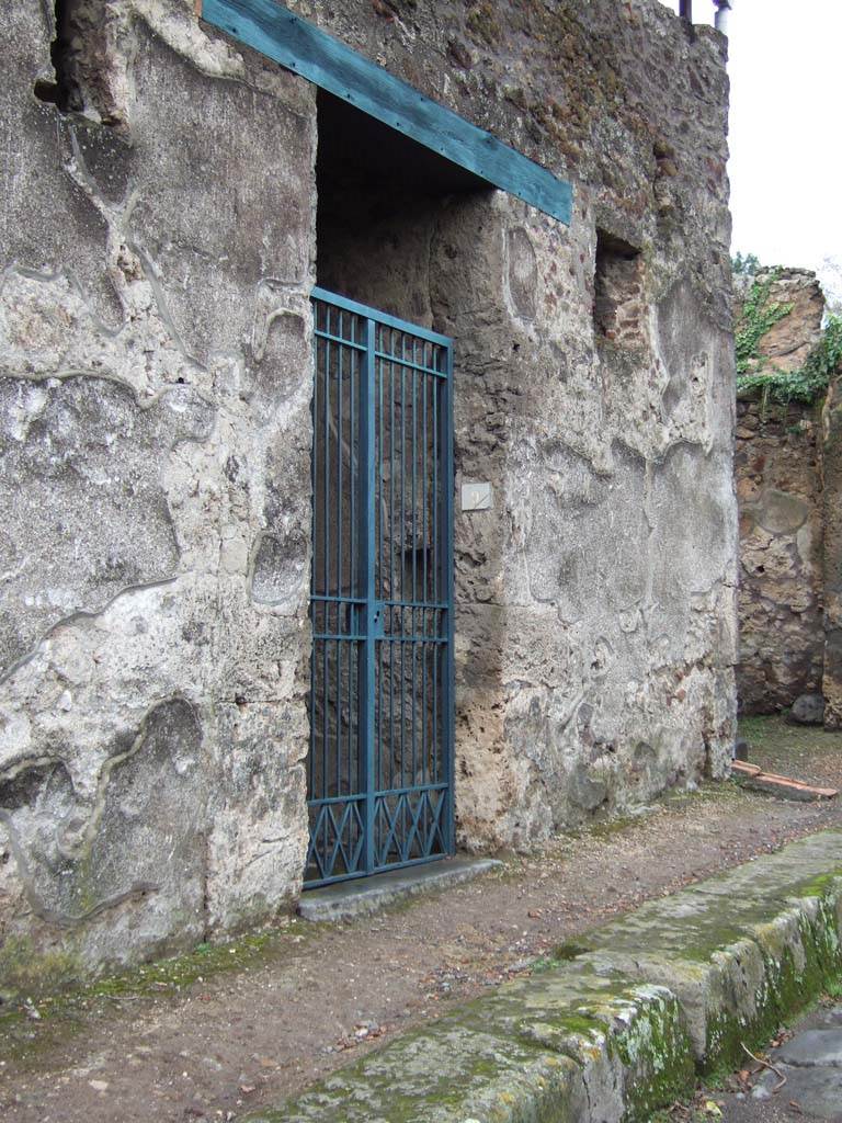 VI.15.9 Pompeii. December 2005. Entrance doorway.