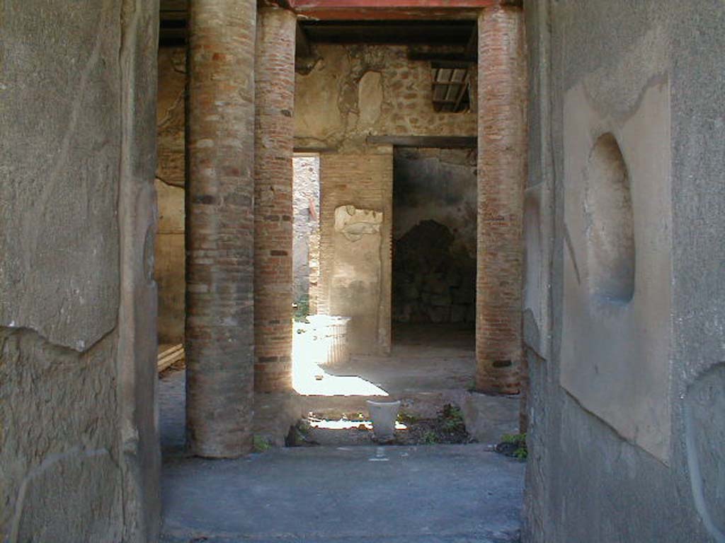 VI.15.9 Pompeii. September 2004. Looking west along entrance corridor or fauces. 